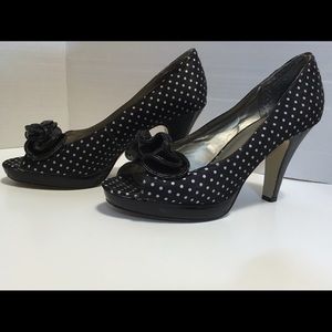 Black & White poke-a-dot pumps size 9